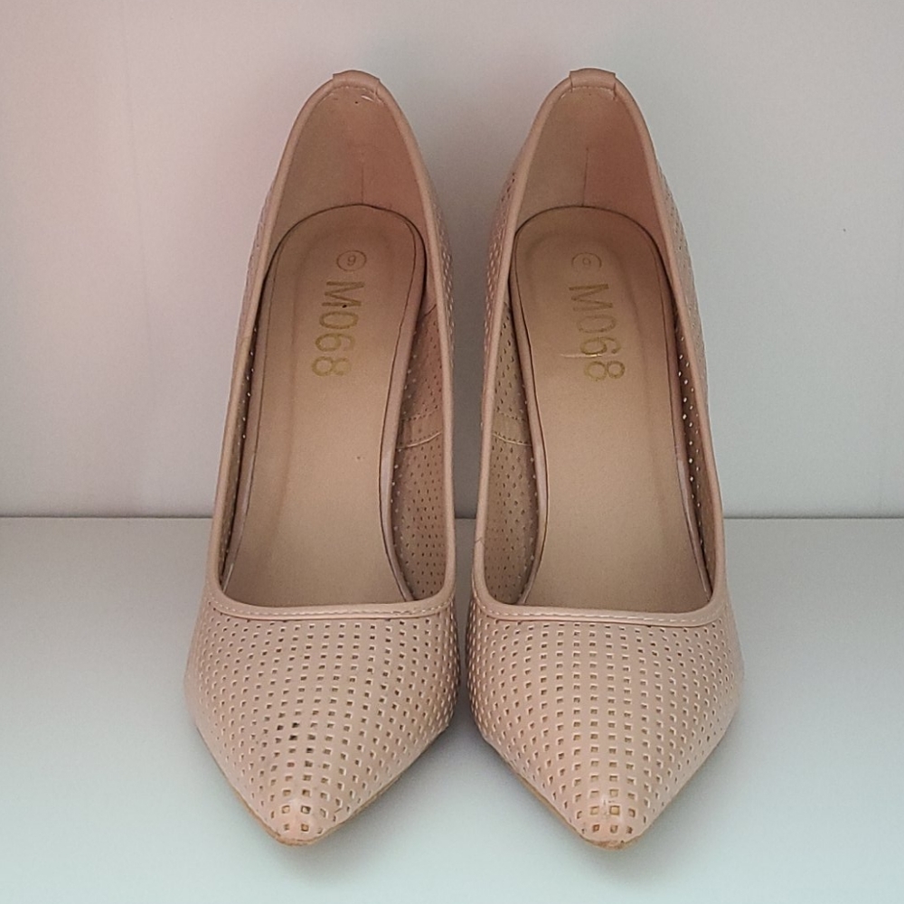 Perforated pointy toe pumps